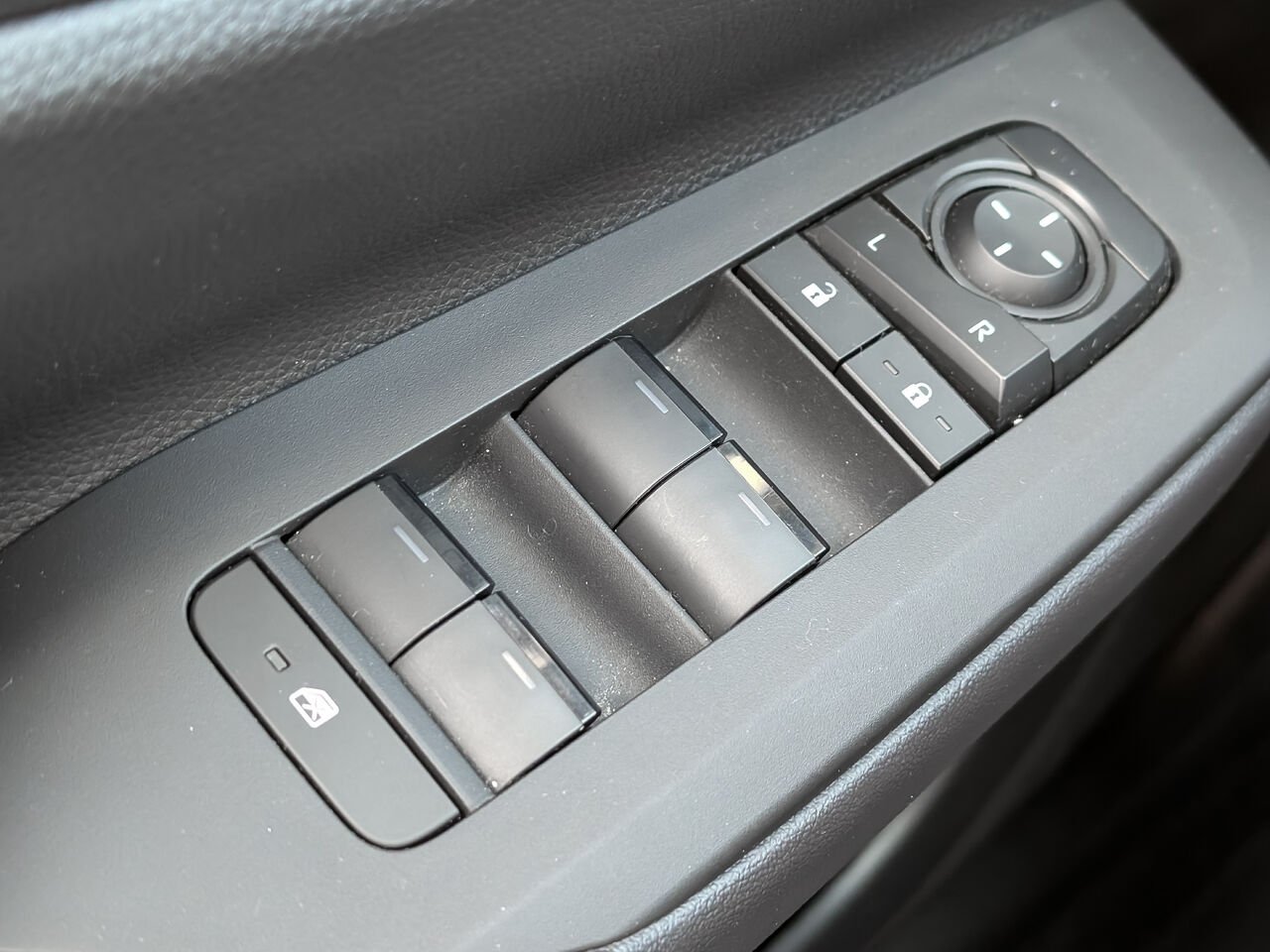 Toyota Prius Prime SE/SIÈGES CHAUFFANTS/BLUETOOTH/AC/RÉGULATEUR DE VITESSE/CAMÉRA DE RECUL 2024 Argent Incisif Sherbrooke - photo #17