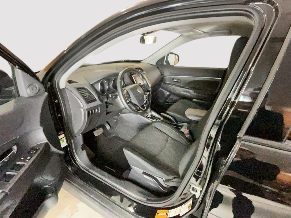 2023 Mitsubishi RVR Black Mont-Laurier - photo #8