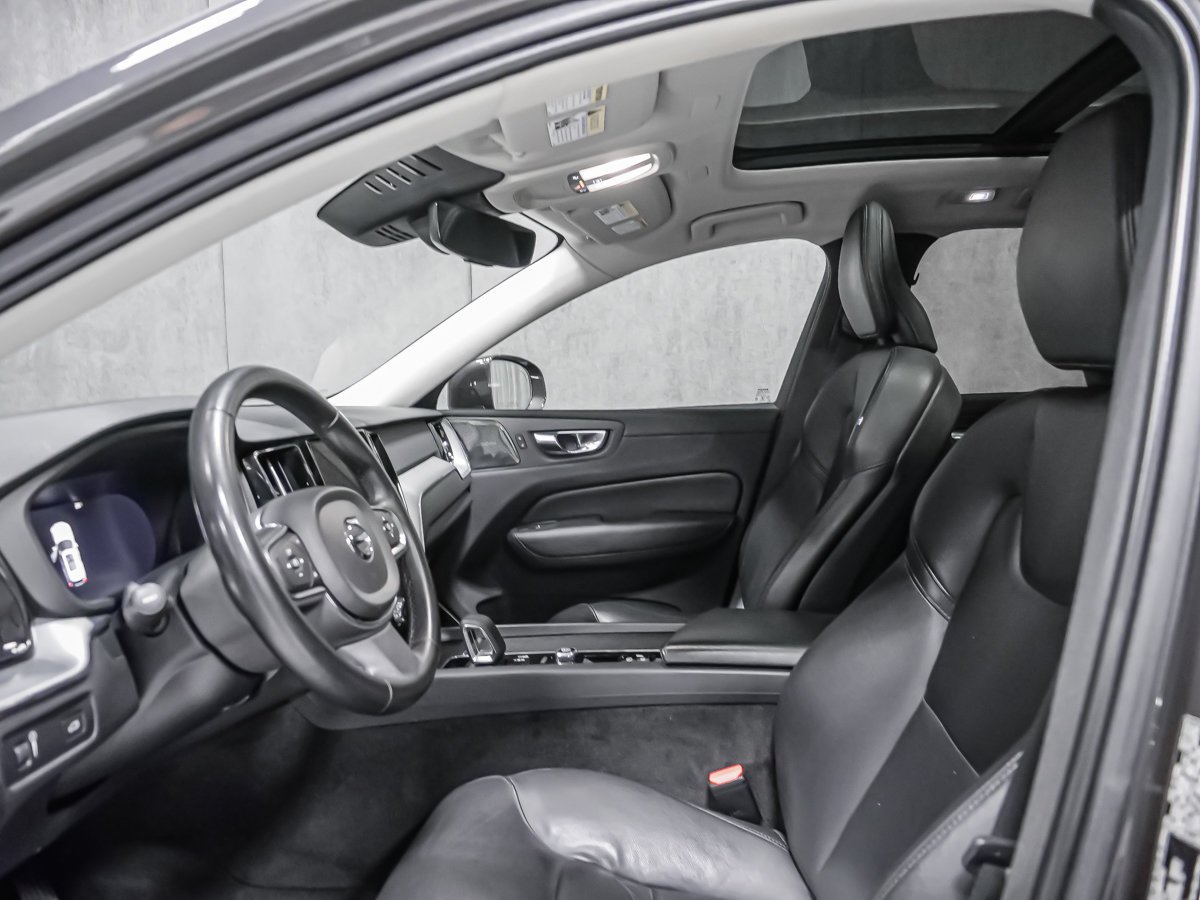 2022 Volvo XC60 B6 MOMENTUM Grey Montreal - photo #11