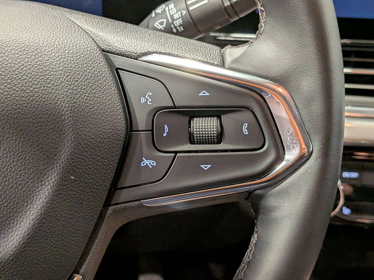 2025 Chevrolet Trax FWD 4dr LT White Val-David - photo #15