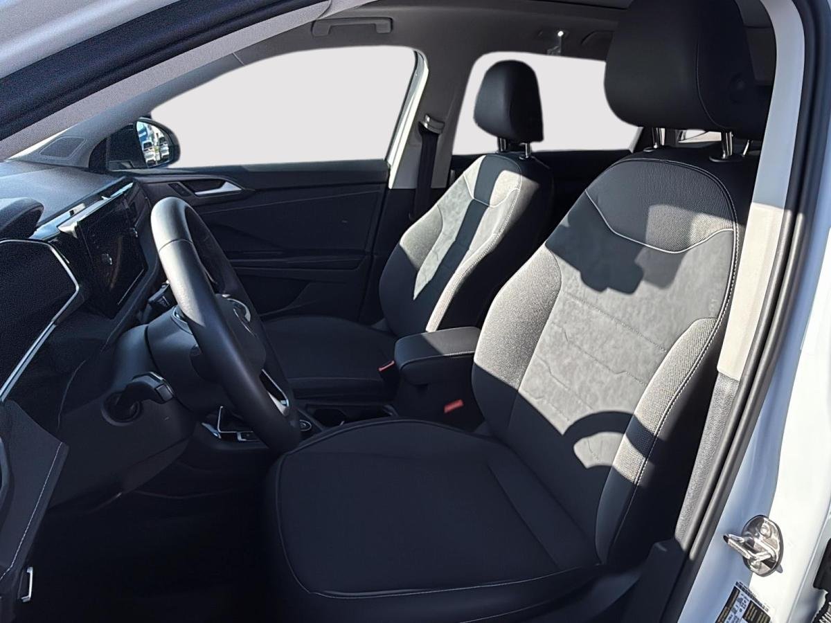 Volkswagen Taos 2026 Blanc pur avec toit noir Rouyn-Noranda - photo #8