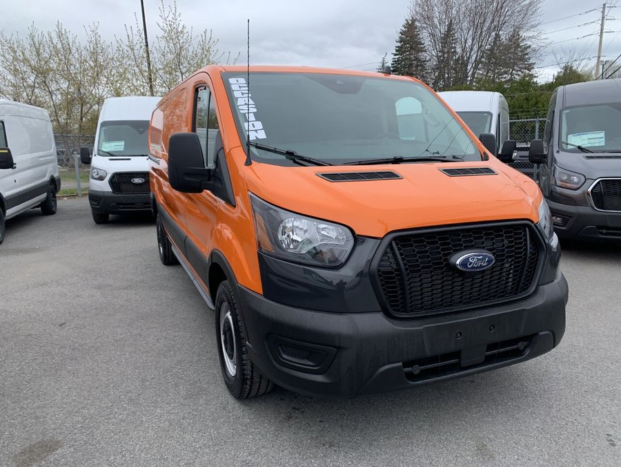 Ford Transit fourgon utilitaire T-150 PA toit bas 148 po PNBV de 8 670 lb 2025 Orange