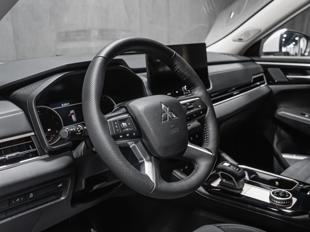 Mitsubishi Outlander LE 2026 Blanc diamant Montréal - photo #7