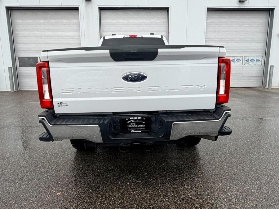 Ford Super Duty F-250 SRW XLT cabine 6 places 4RM caisse de 8 pi - 6 PLACES - MOTEUR 7.3L - BOÎTE DE 8PI 2026 Blanc