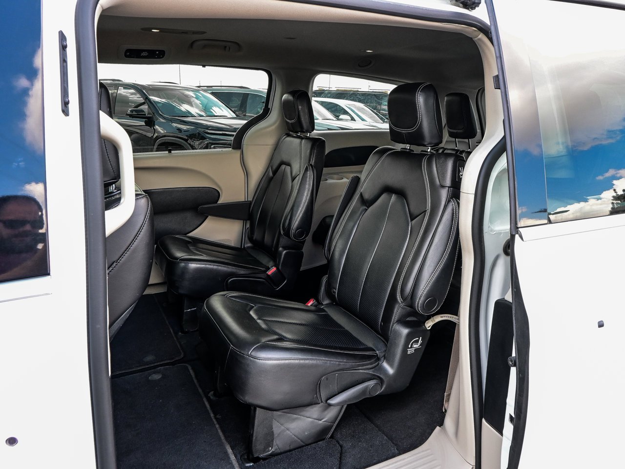2023 Chrysler Pacifica Touring L AWD White Sherwood Park - photo #25