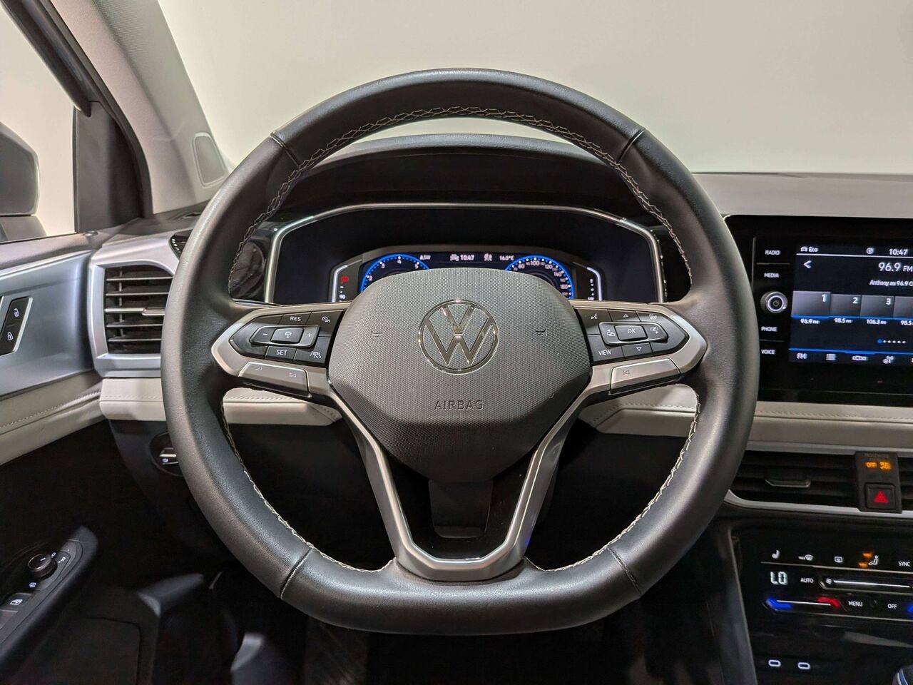 2025 Volkswagen Taos Comfortline 4MOTION Grey Val-David - photo #12