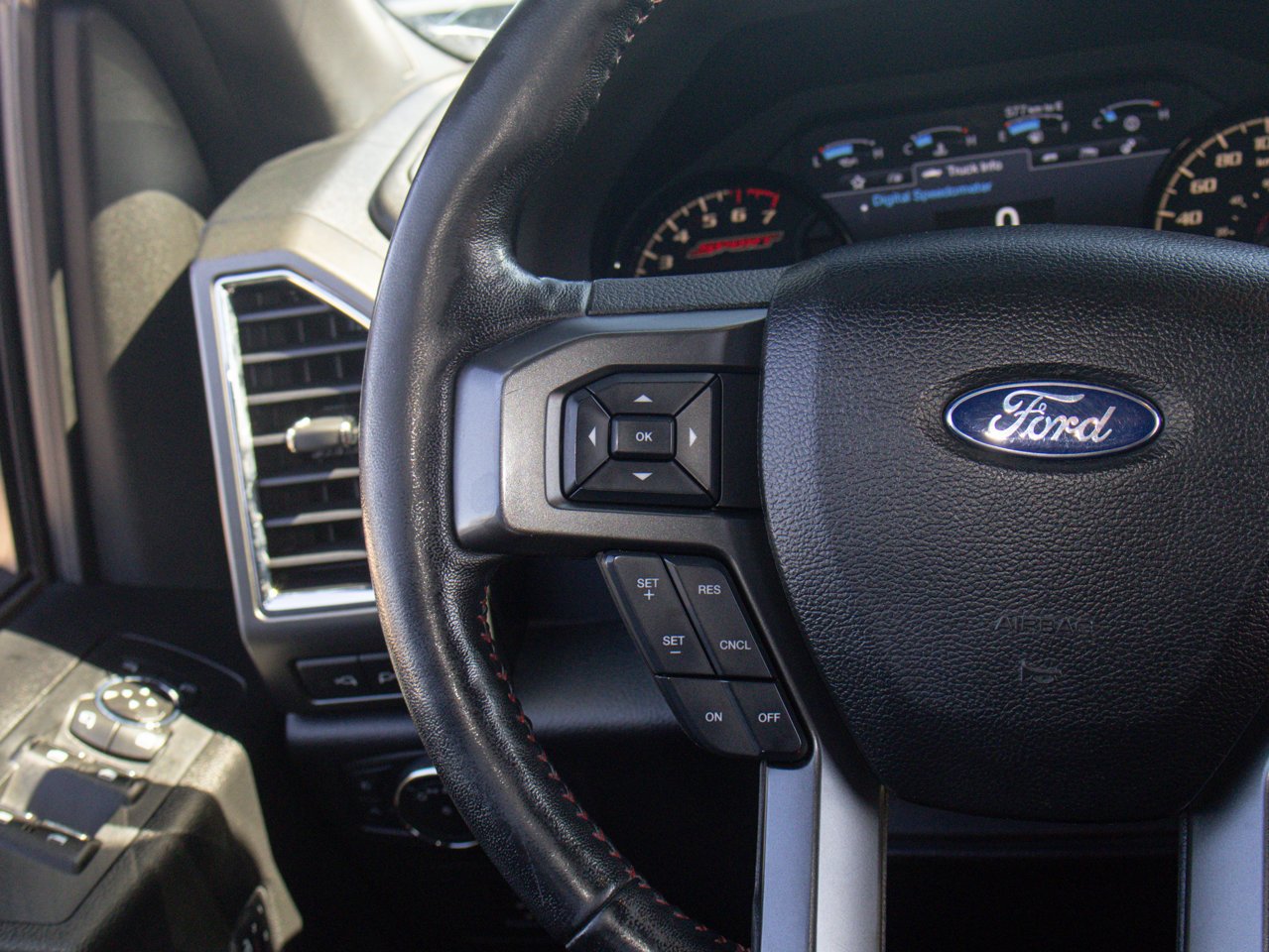 2016 Ford F-150 4WD SuperCrew 145 Lariat Black Sherwood Park - photo #23