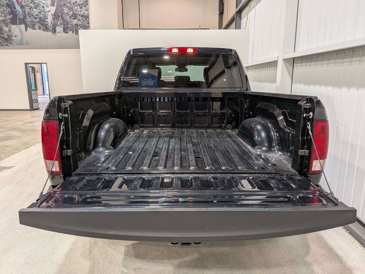 2021 Ram 1500 Classic Express 4x4 Crew Cab 5'7" Box Black Val-David - photo #8