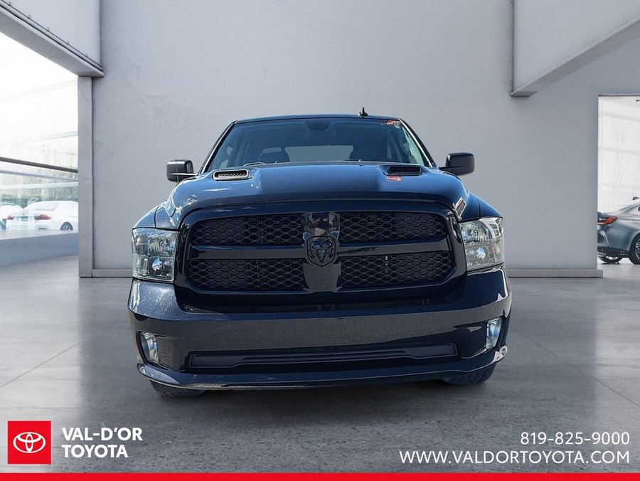 2021 Ram 1500 Classic Express cabine d'équipe 4x4 caisse de 5 pi 7 po Black