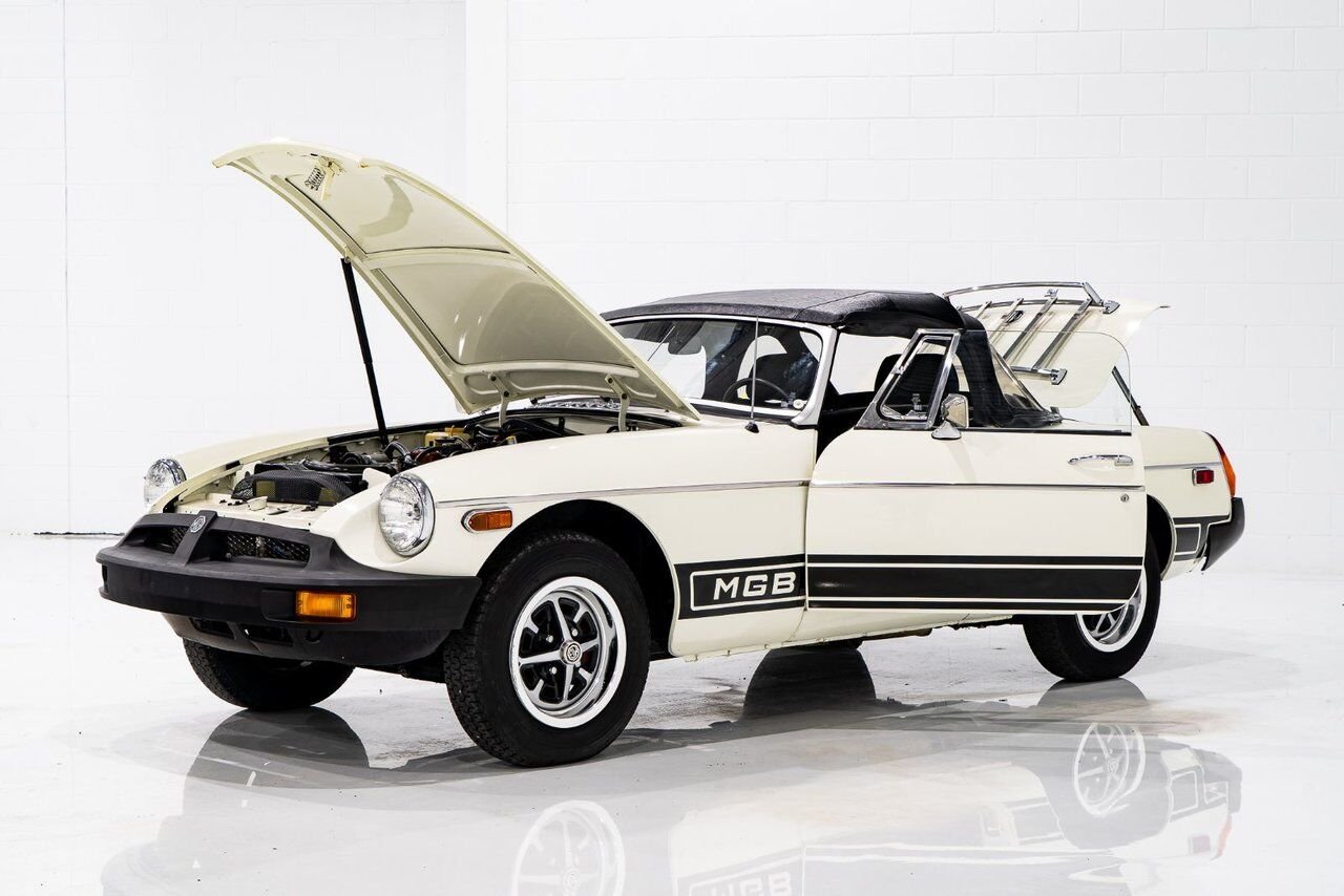 MG B Beautifully presented from former complete restoration 1979 Blanc Montréal - photo #29