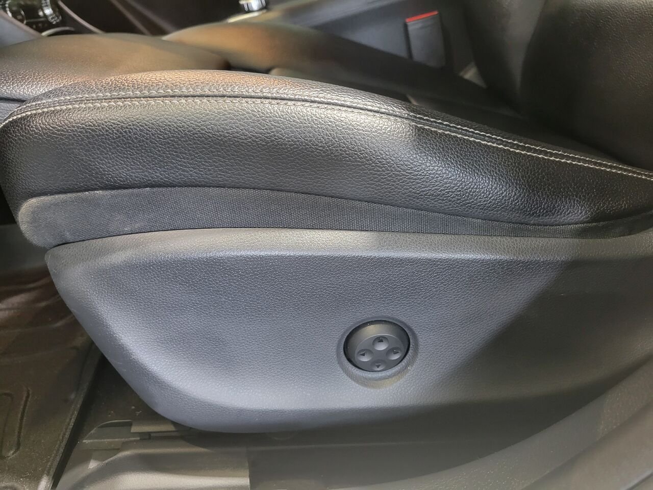 2019 Mercedes-Benz GLA White  - photo #11
