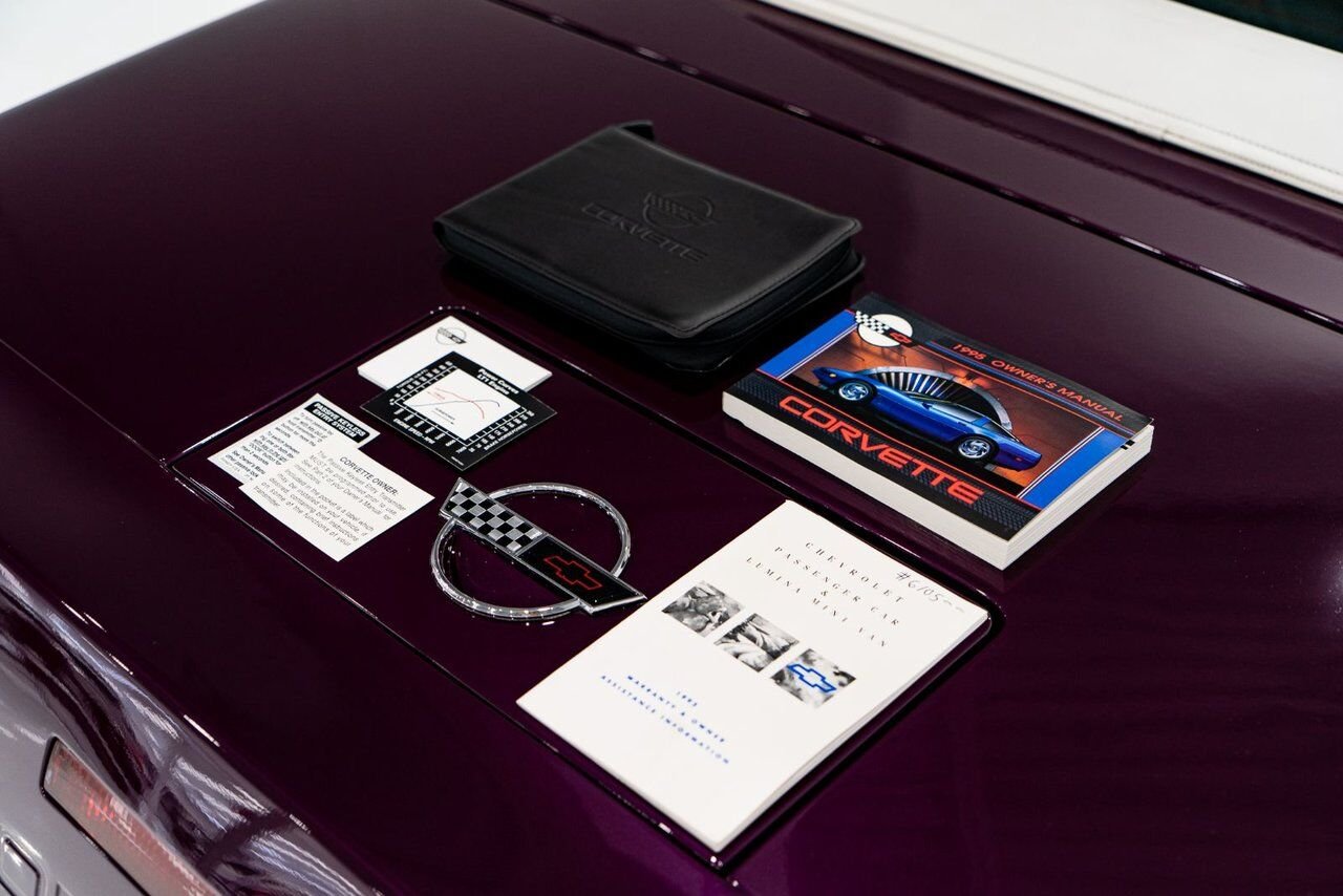 1995 Chevrolet Corvette *PRIX EN USD* RPO Z4Z PACE CAR PRESENTED IN DELIVERY PACKAGING WITH ONLY 192MILES (307KM) FROM NEW White Montreal - photo #27