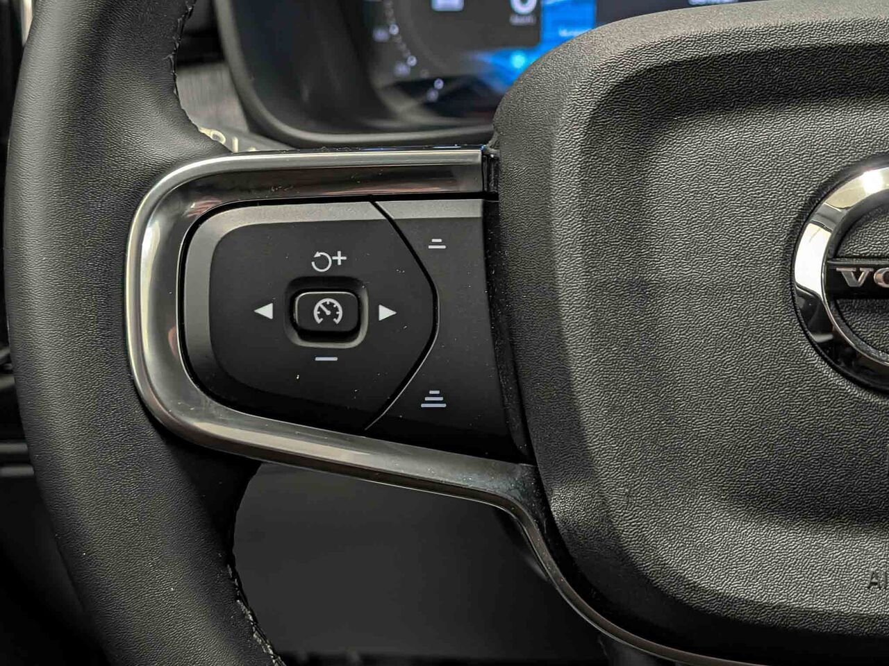 Volvo XC40 B5 Core AWD 2023 Noir Sherbrooke - photo #16