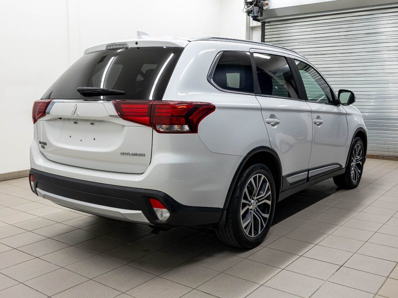 Mitsubishi Outlander ES AWD *TOIT* CUIR 7 PLACES SIÈGES CHAUFF CAM 360 2018 Blanc Saint-Jérôme - photo #8