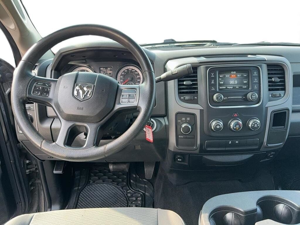 2017 Ram 1500 ST Grey Baie-Comeau - photo #10