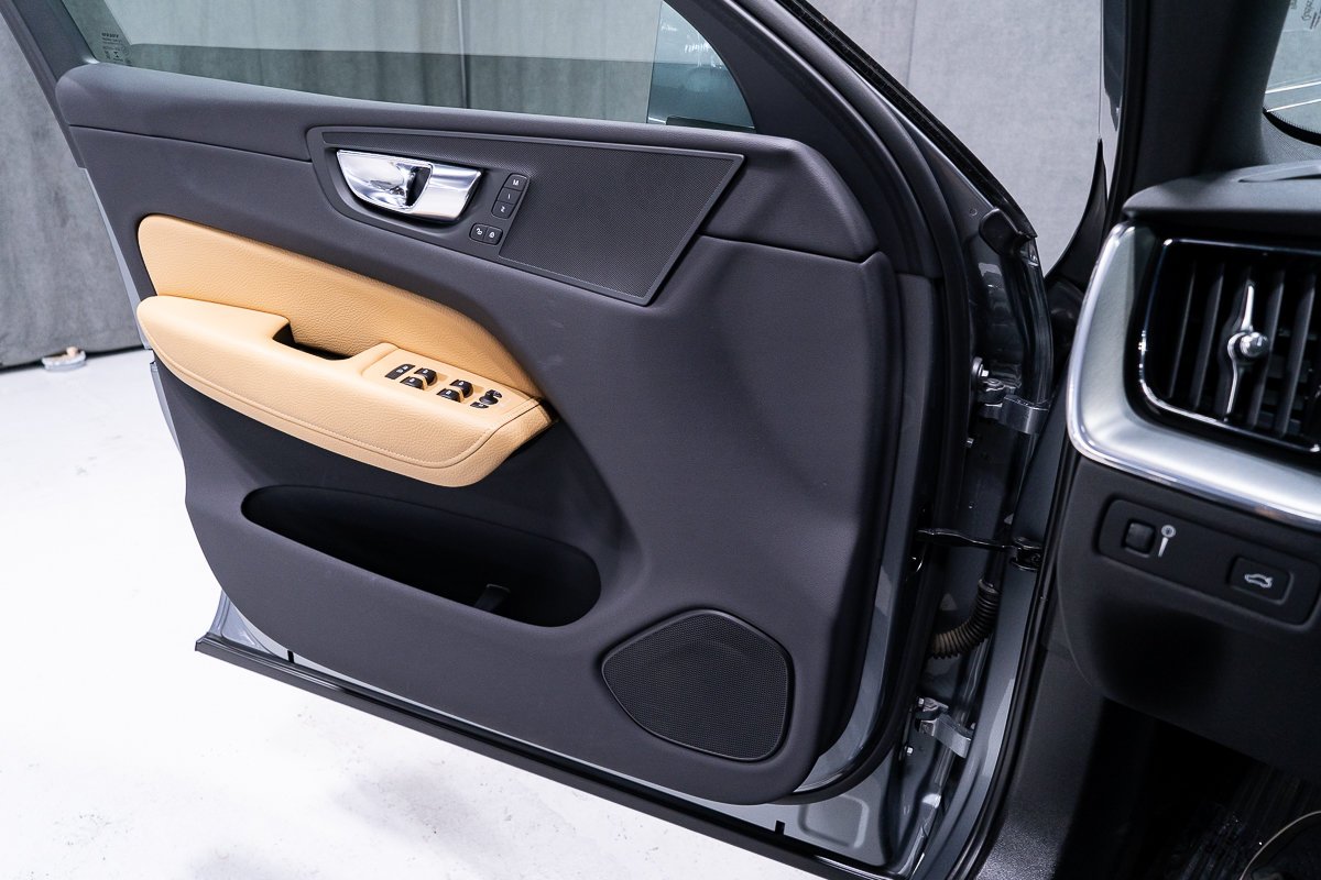 2020 Volvo XC60 T6 MOMENTUM PLUS Grey Montreal - photo #12