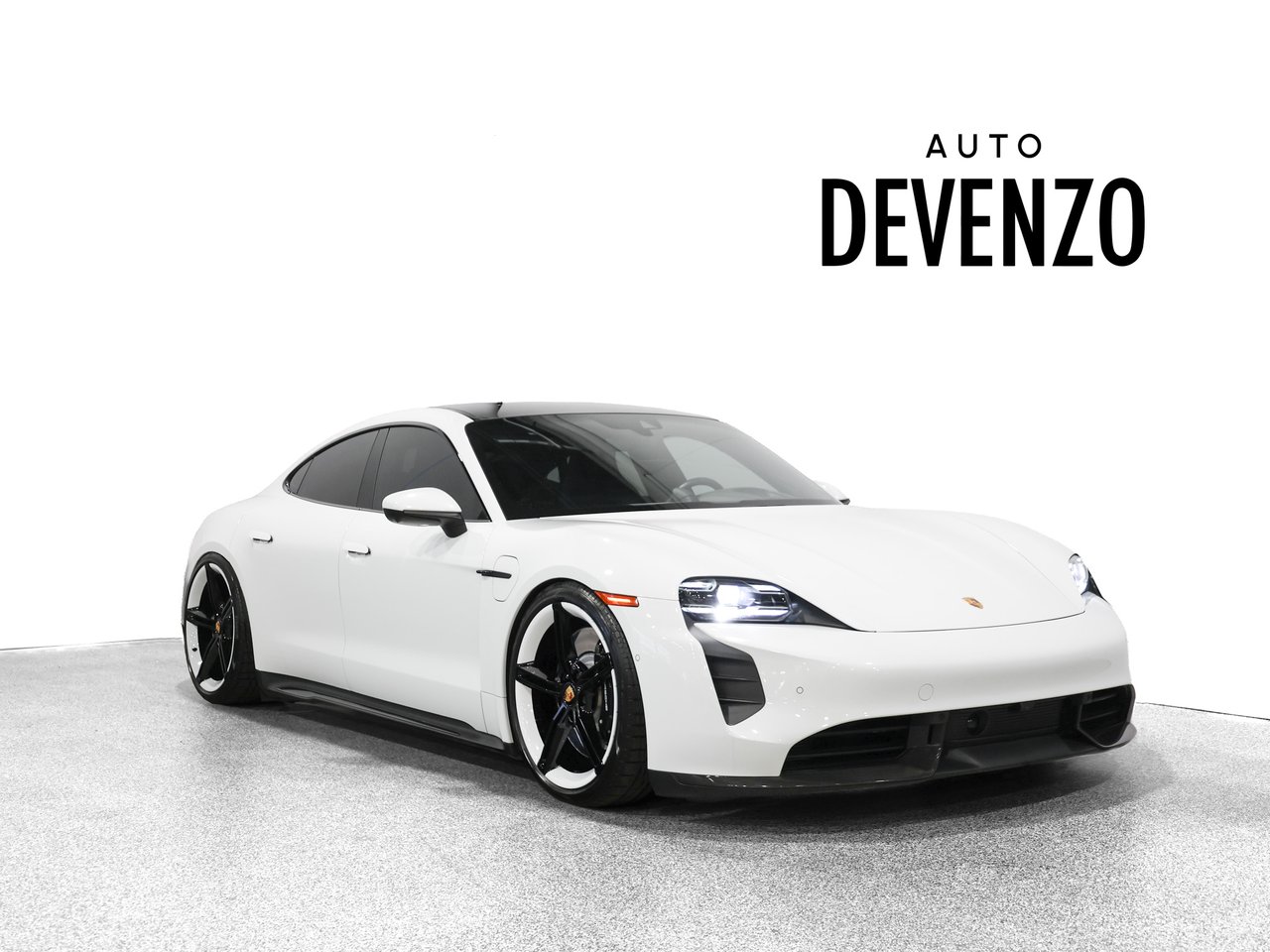Porsche Taycan 2023 Blanc Saint-Eustache - photo #0