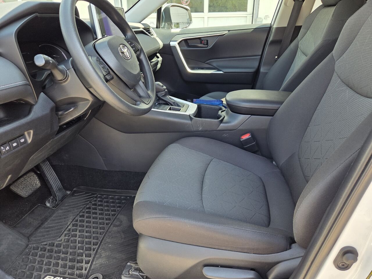 Toyota RAV4 2023 Blanc Mont-Laurier - photo #10
