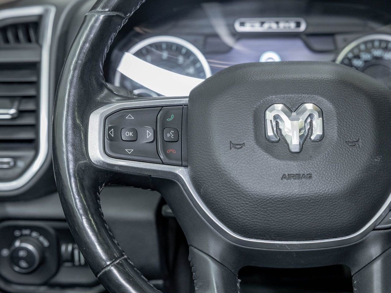2020 Ram 1500 LARAMIE CREW 4X4 V8 *TOIT* NAV CUIR SIÈGES VENTIL Granite Crystal Saint-Jérôme - photo #15