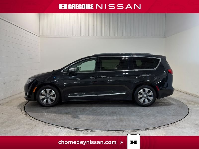 Chrysler Pacifica 2017 Noir Saint-Eustache - photo #4