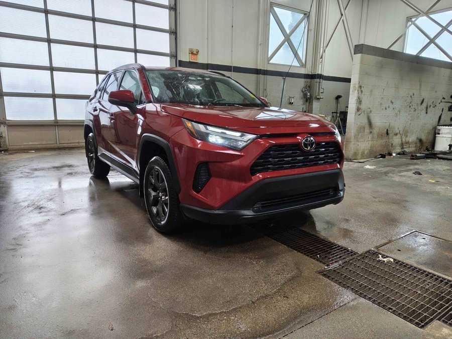 2022 Toyota RAV4 XLE 2.5L AWD | Sunroof | Heated Seats Red