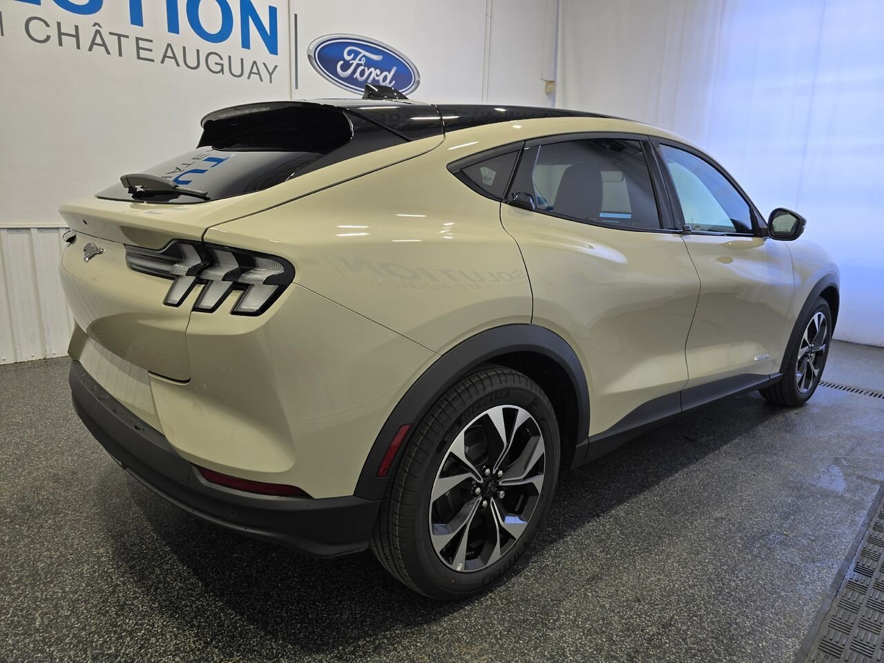 2026 Ford Mustang Mach-E Desert Sand Châteauguay - photo #2