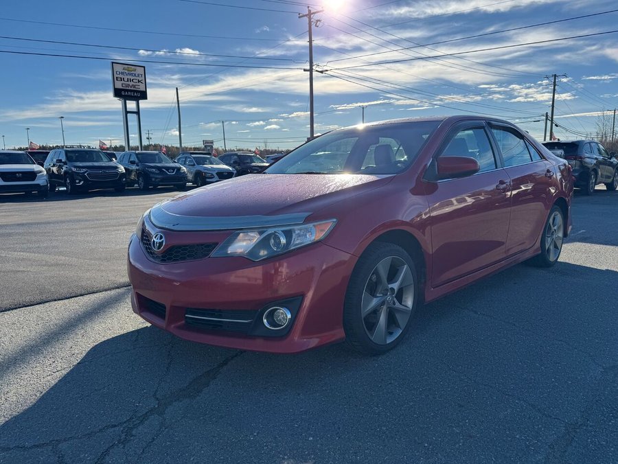 2014 Toyota Camry SE 4 cylindres Red