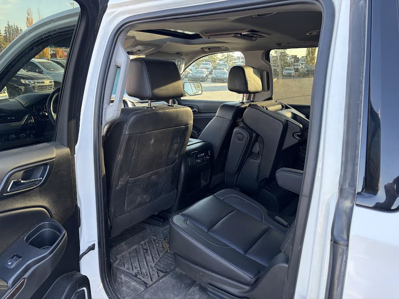 2019 Chevrolet Suburban 4WD 4dr 1500 LT White Sherwood Park - photo #5