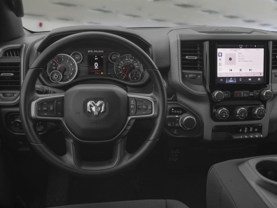 2027 RAM 1500 Express cabine d'équipe 4x4 caisse de 5 pi 7 po Molten Red Pearl