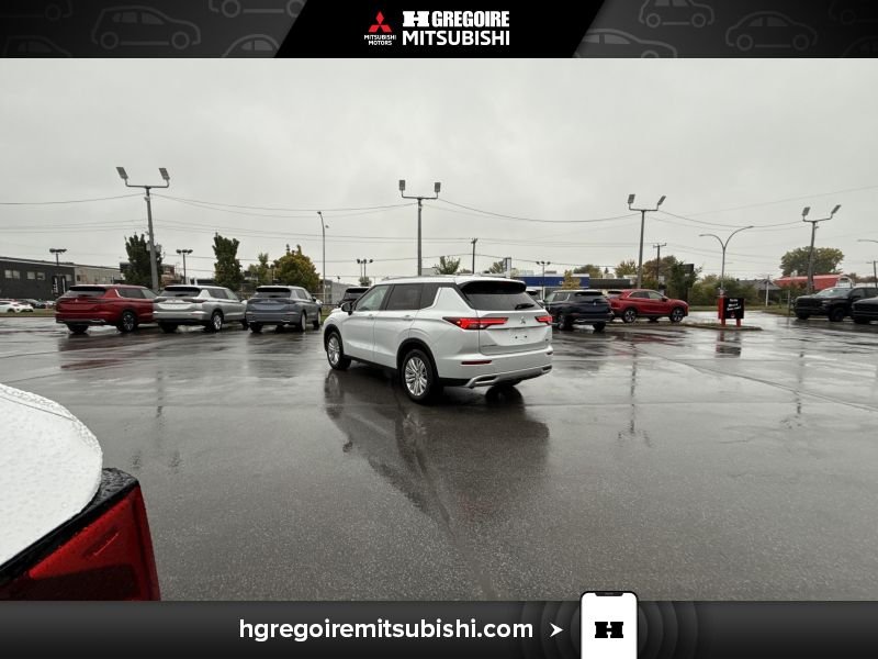 2024 Mitsubishi Outlander White Laval - photo #7
