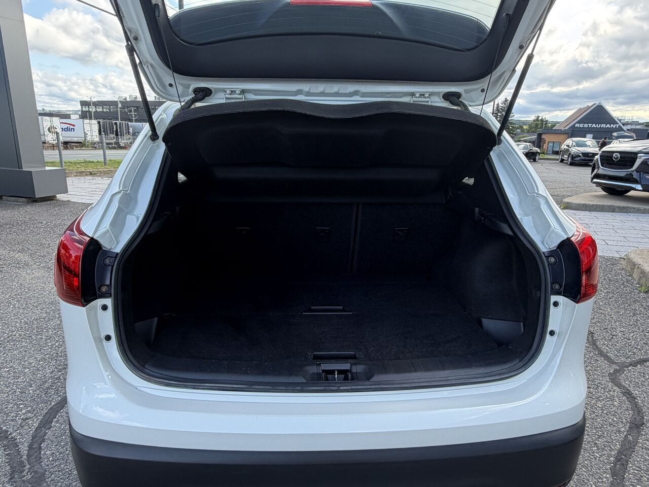 2018 Nissan Qashqai White Ste-Marie - photo #7