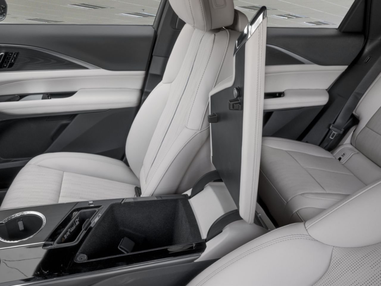 2027 CADILLAC LYRIQ LYRIQ ELECTRIC PREMIUM SPORT AWD (1SJ) | 27-0172 Argent Silver Metallic Granby - photo #11