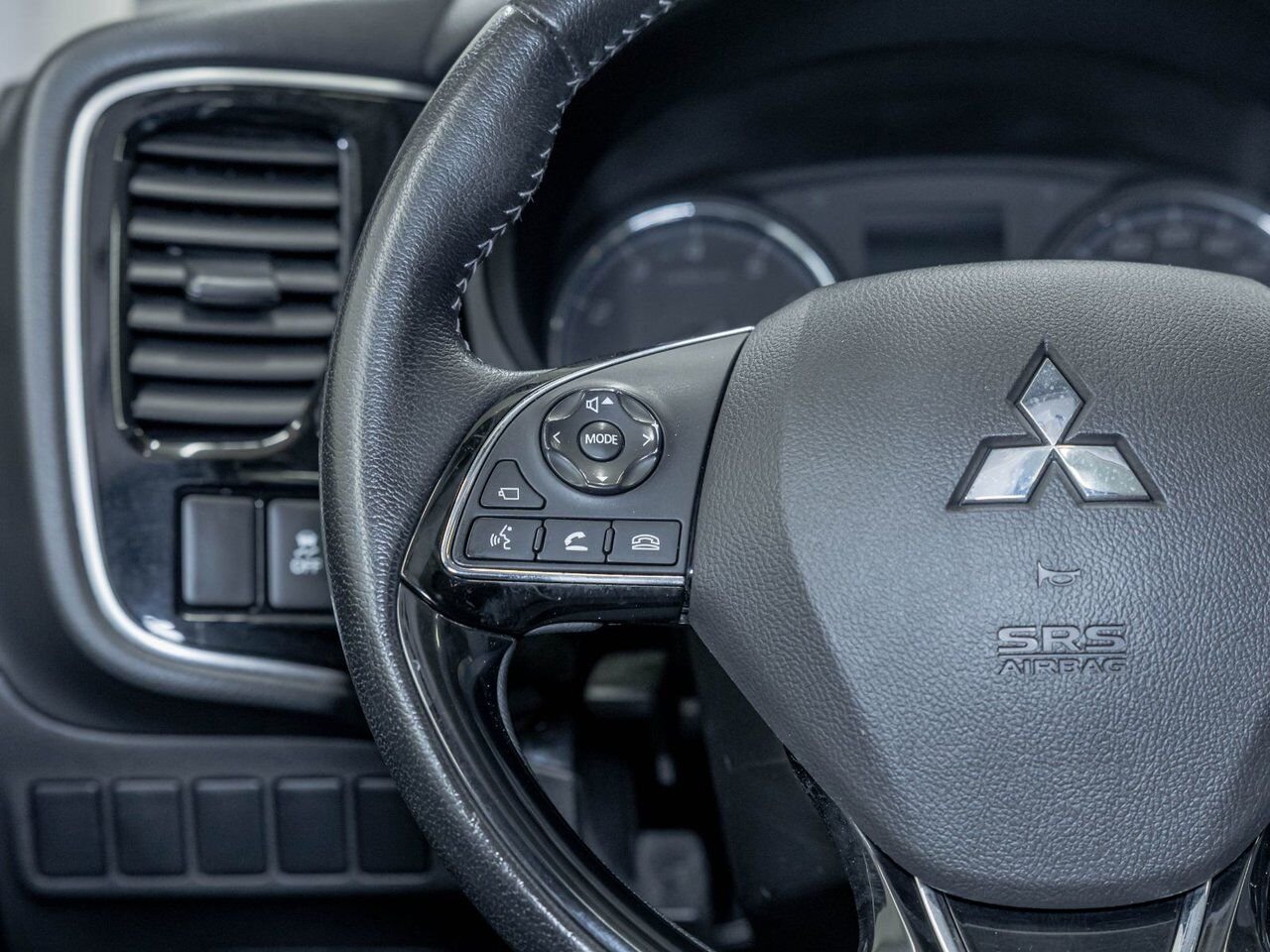 Mitsubishi Outlander ES AWD *TOIT* CUIR 7 PLACES SIÈGES CHAUFF CAM 360 2018 Blanc Saint-Jérôme - photo #14