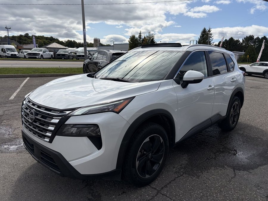 2025 Nissan Rogue SV TI avec ensemble toit ouvrant White
