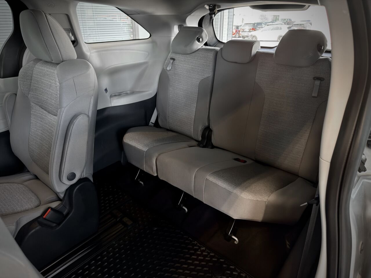 2022 Toyota Sienna Silver Notre-Dame-des-Prairies - photo #22