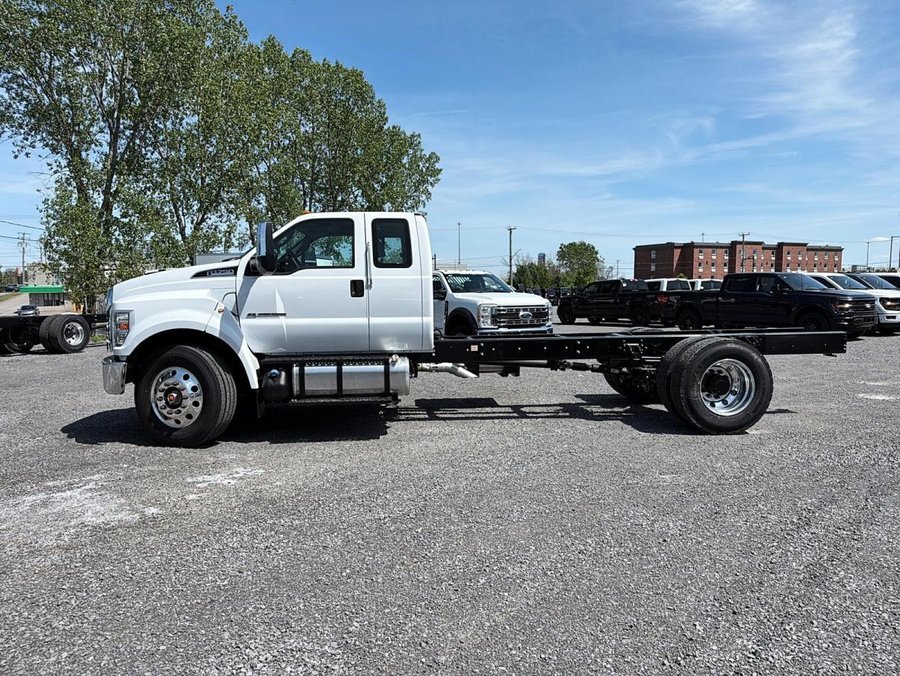 2026 Ford Super Duty F-750 Straight Frame SUPER CAB DOCK HGT Oxford White