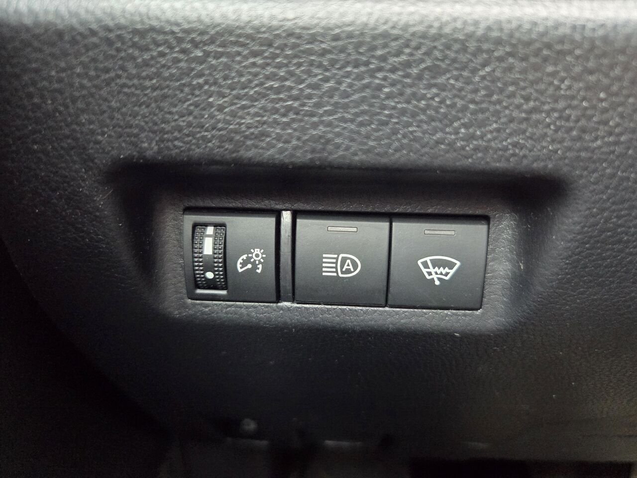 2022 Toyota RAV4 White Mont-Laurier - photo #14