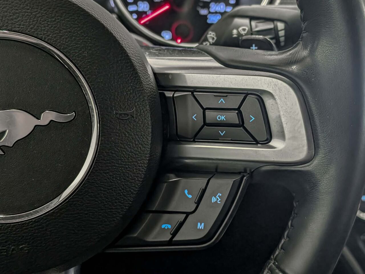 2020 Ford MUSTANG 2.3L EcoBoost Convertible Groupe 101A White Sherbrooke - photo #15