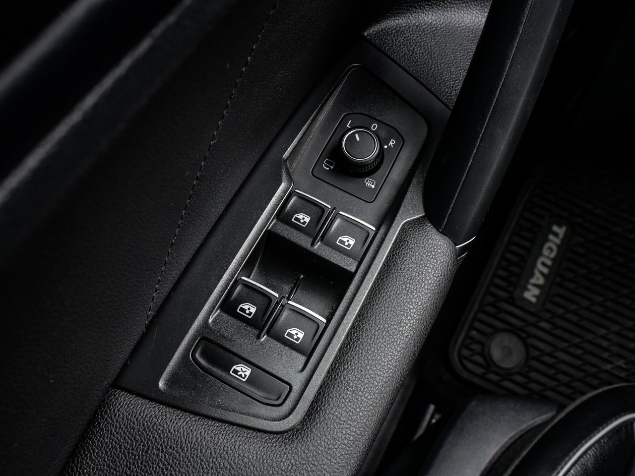 2018 Volkswagen Tiguan Highline 4MOTION White Sherwood Park - photo #18