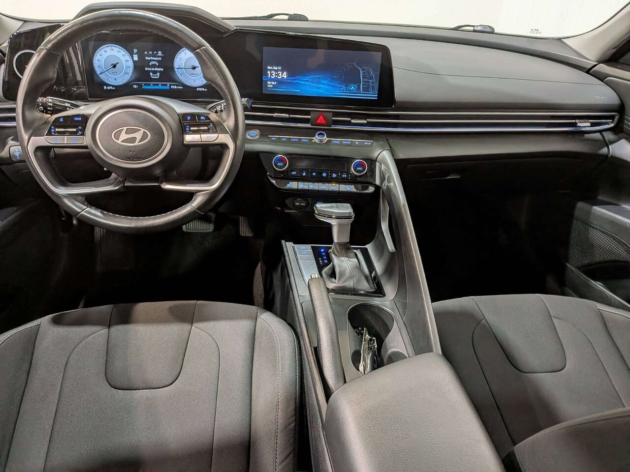 2025 Hyundai Elantra Preferred IVT w/Tech Pkg White Val-David - photo #32