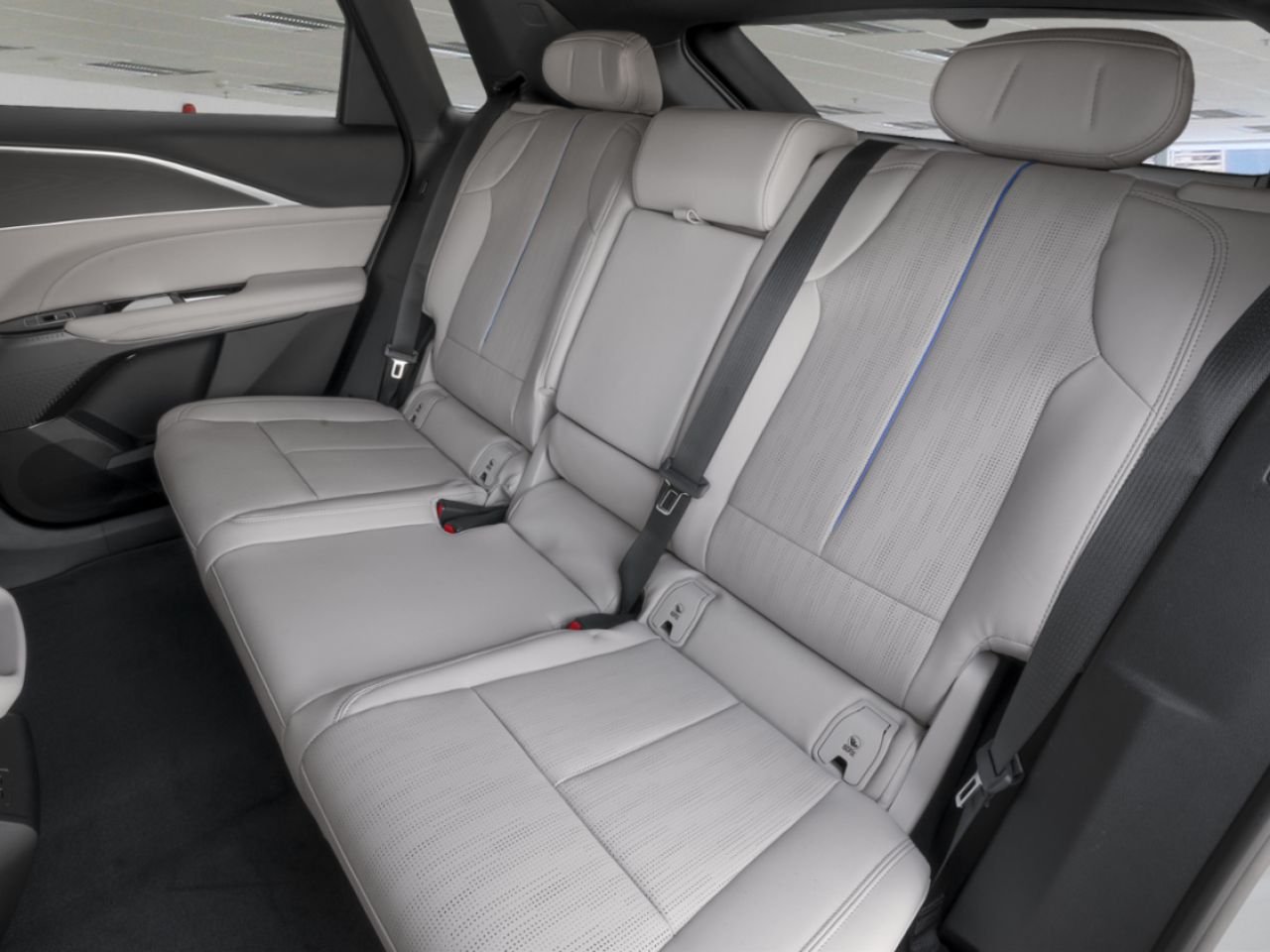 2027 CADILLAC LYRIQ LYRIQ ELECTRIC PREMIUM SPORT AWD (1SJ) | 27-0172 Argent Silver Metallic Granby - photo #6