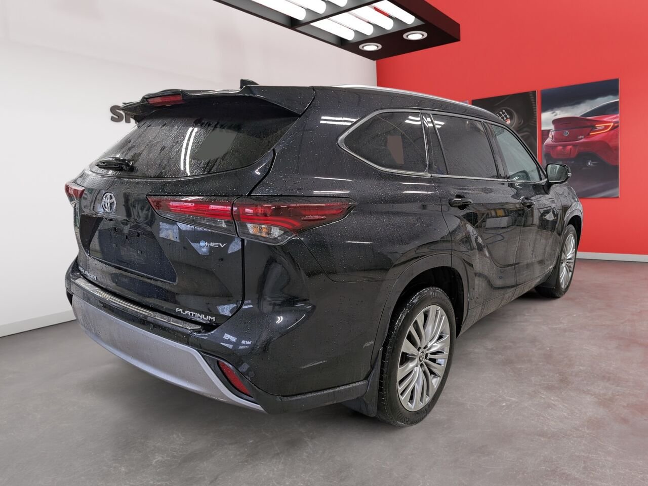 Toyota Highlander Hybride PLATINUM/SIÈGES AVANT ET ARRIÈRE CHAUFFANT/SIÈGES AVANT VENTILLÉ/TOIT PANORAMIQUE OUVRANT/VOLANT 2025 Noir minuit métallisé Sherbrooke - photo #3