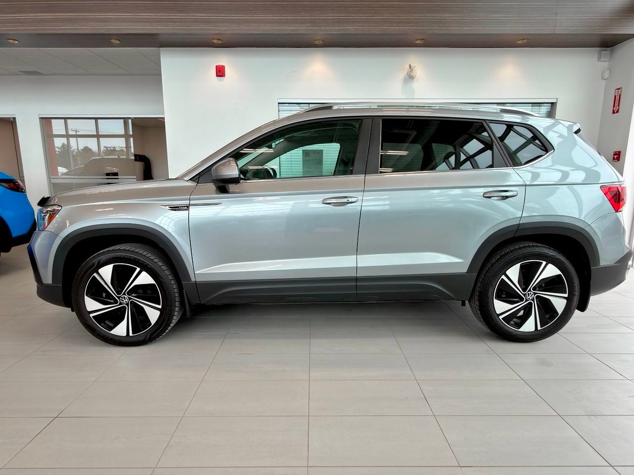 Volkswagen Taos 2023 Argent Notre-Dame-des-Prairies - photo #6