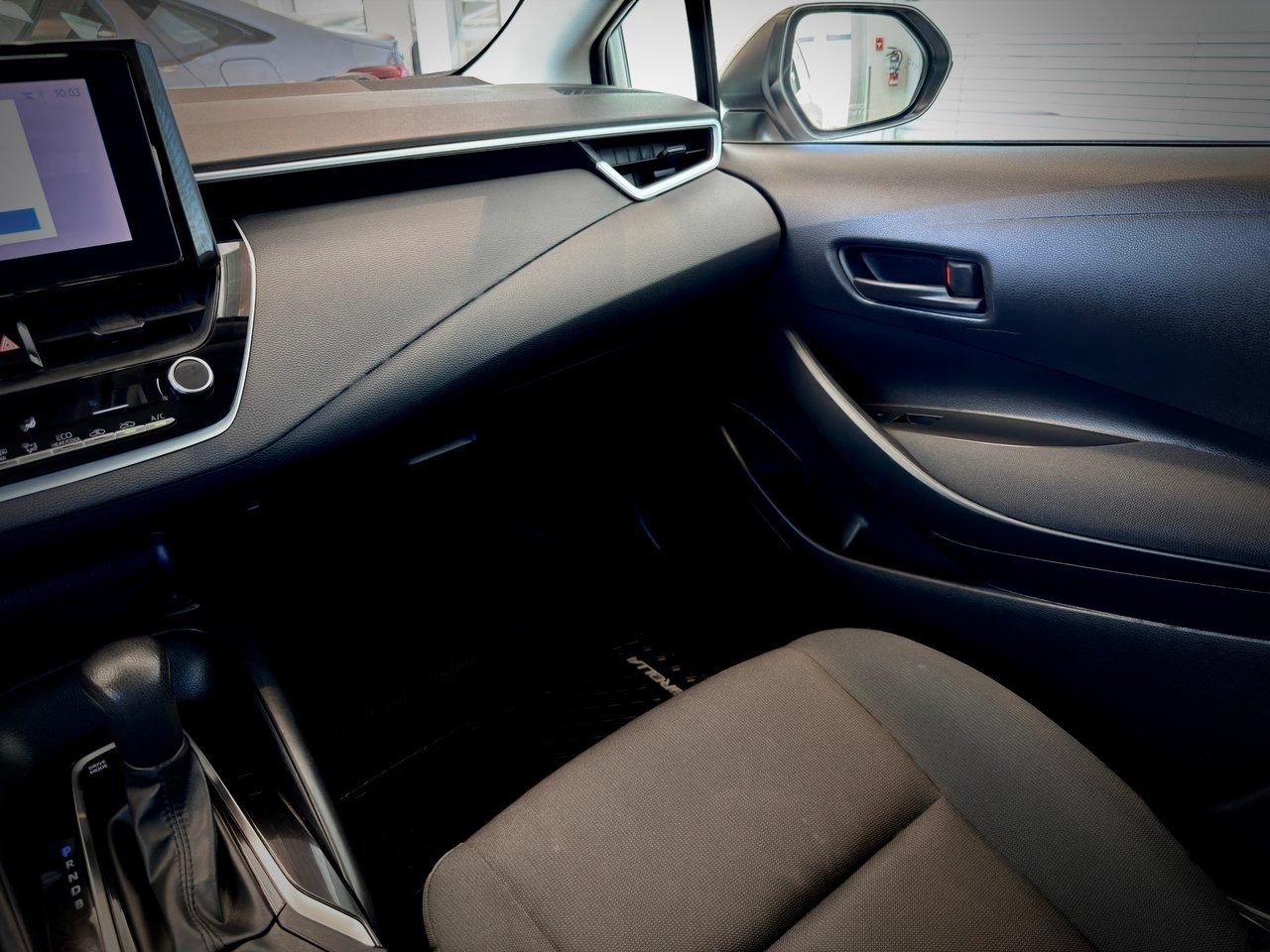 2023 Toyota Corolla LE White Notre-Dame-des-Prairies - photo #16