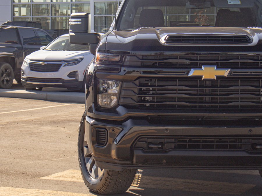 2025 Chevrolet Silverado 2500HD Custom 6.6L Duramax | 20in Wheels Black