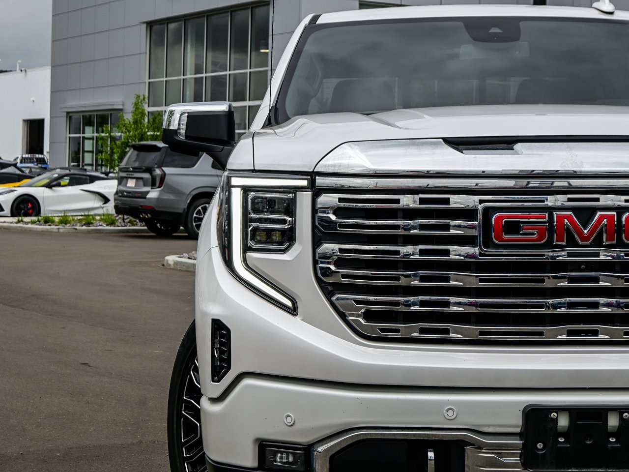 2024 GMC Sierra 1500 4WD Crew Cab 147 Denali White Sherwood Park - photo #4