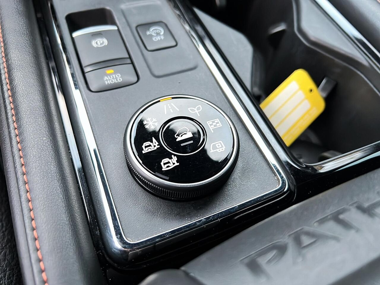 Nissan Pathfinder SV ROCK CREEK 2025 Beige Québec - photo #14