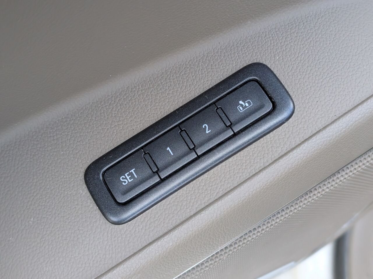 2018 Chevrolet Suburban 1GNSKJKC9JR351462 White Sherbrooke - photo #16