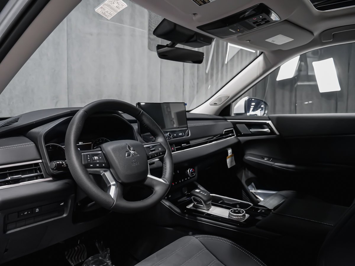 Mitsubishi Outlander LE 2026 Blanc diamant Montréal - photo #5