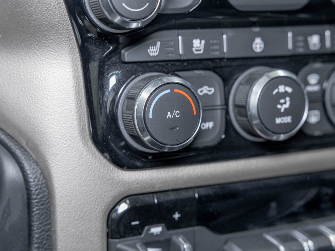 2020 Ram 1500 LARAMIE CREW 4X4 V8 *TOIT* NAV CUIR SIÈGES VENTIL Granite Crystal Saint-Jérôme - photo #21